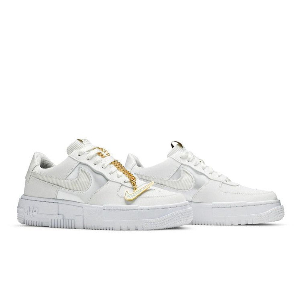 Nike Air Force 1 Pixel White Gold Chain – lifestyle foto | Purekickz