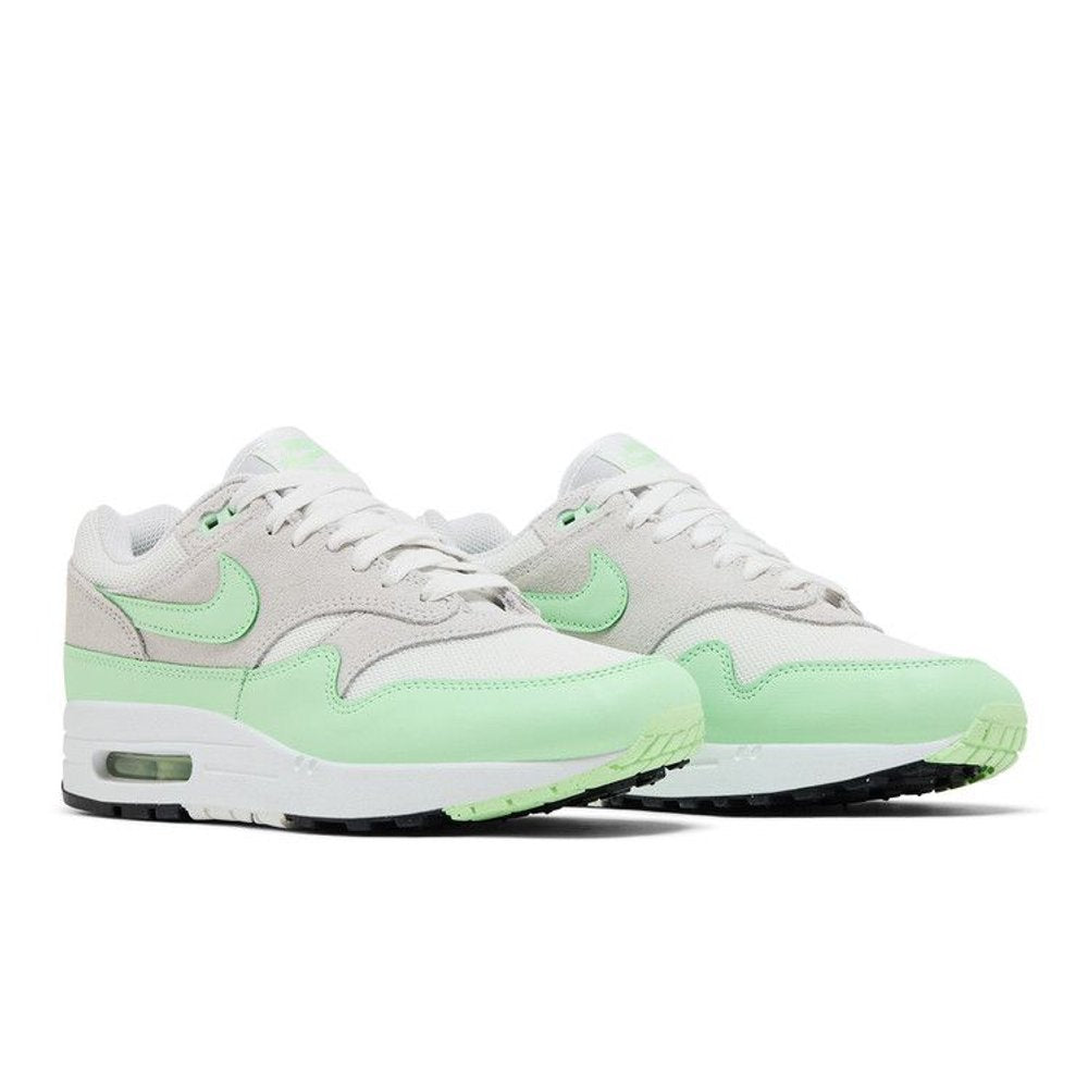 Nike Air Max 1 Essential 'Vapor Green' – lifestyle foto | Purekickz