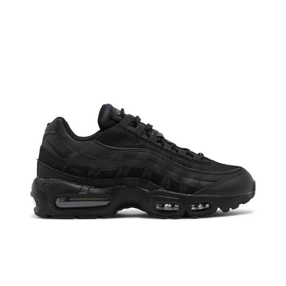 Nike Air Max 95 Essential 'Triple Black' – boční pohled | Purekickz