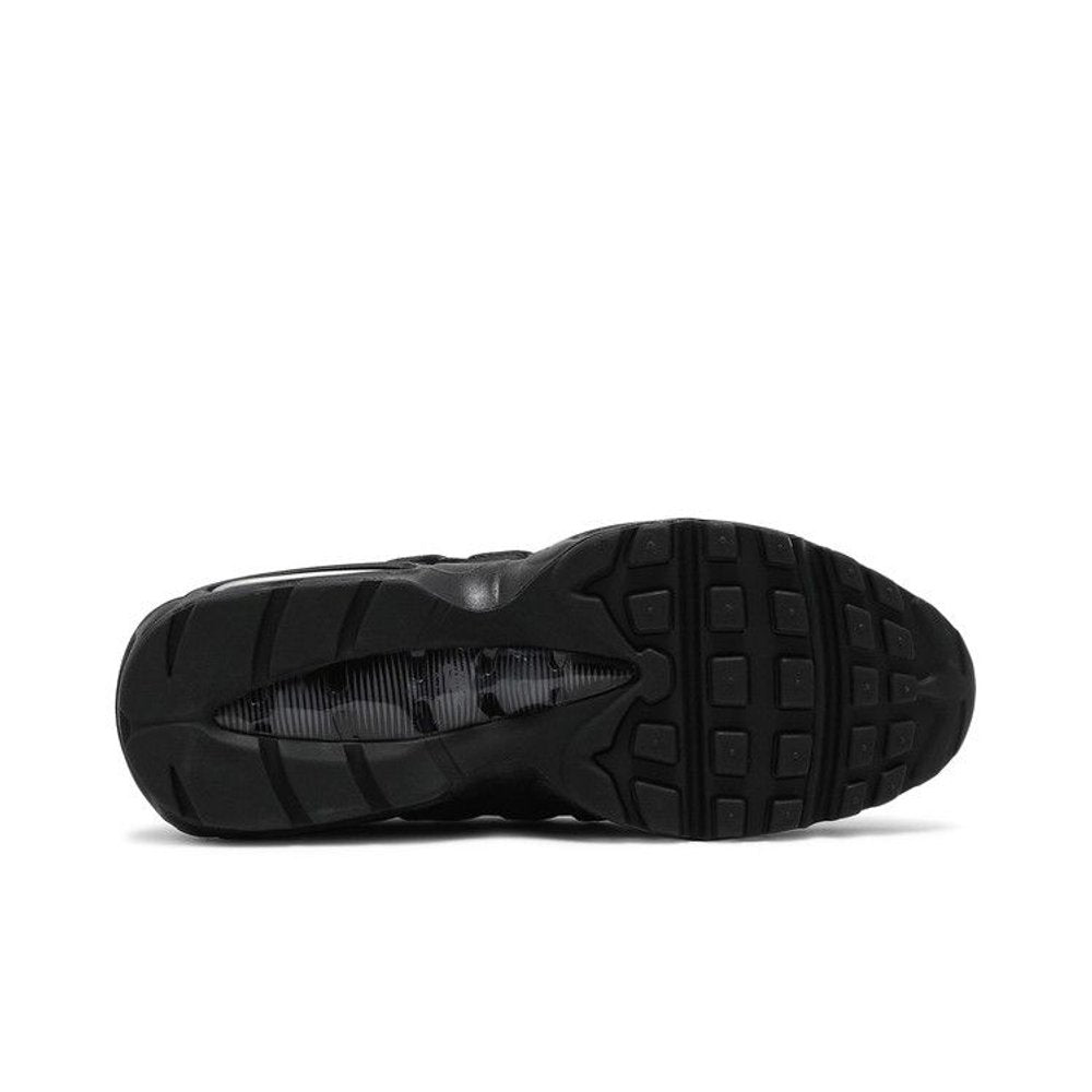Nike Air Max 95 Essential 'Triple Black' – zadní pohled | Purekickz