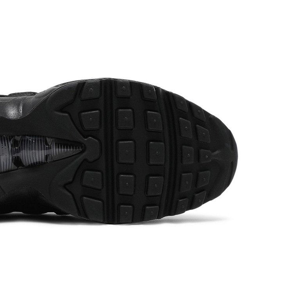 Nike Air Max 95 Essential 'Triple Black' – pohled shora | Purekickz