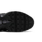 Nike Air Max 95 Essential 'Triple Black' – pohled shora | Purekickz
