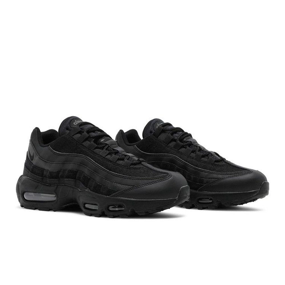 Nike Air Max 95 Essential 'Triple Black' – lifestyle foto | Purekickz
