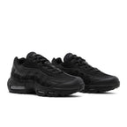 Nike Air Max 95 Essential 'Triple Black' – lifestyle foto | Purekickz