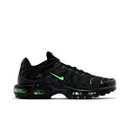 Nike Air Max Plus Black Green Strike – boční pohled | Purekickz