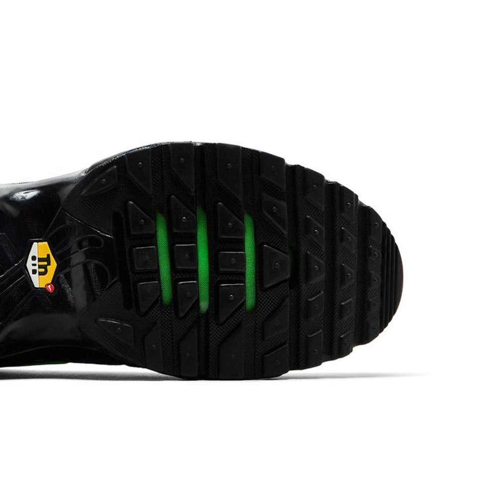 Nike Air Max Plus Black Green Strike – pohled shora | Purekickz
