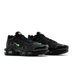 Nike Air Max Plus Black Green Strike – lifestyle foto | Purekickz