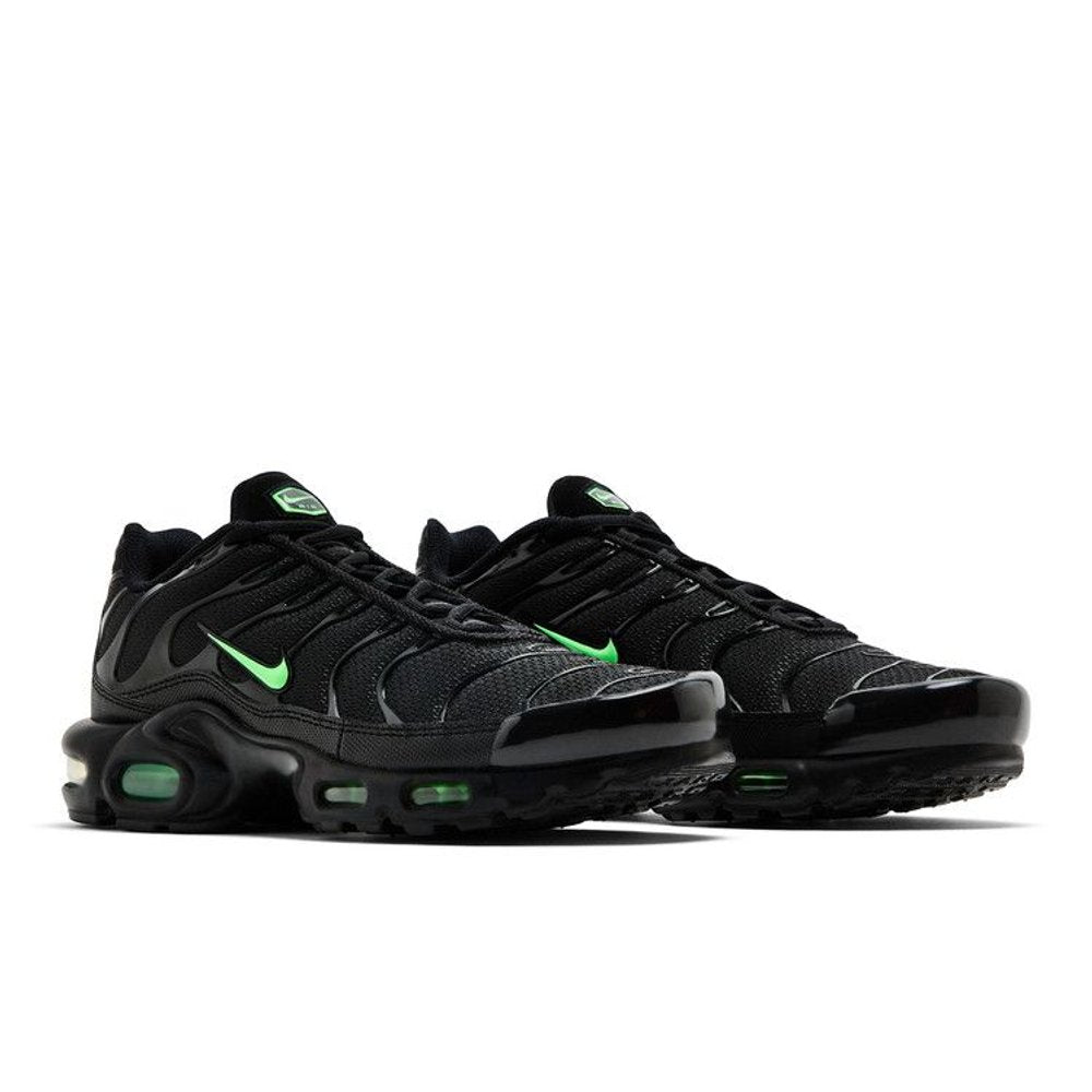 Nike Air Max Plus Black Green Strike – lifestyle foto | Purekickz