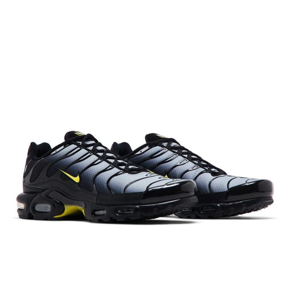 Nike Air Max Plus Black Opti Yellow – lifestyle foto | Purekickz