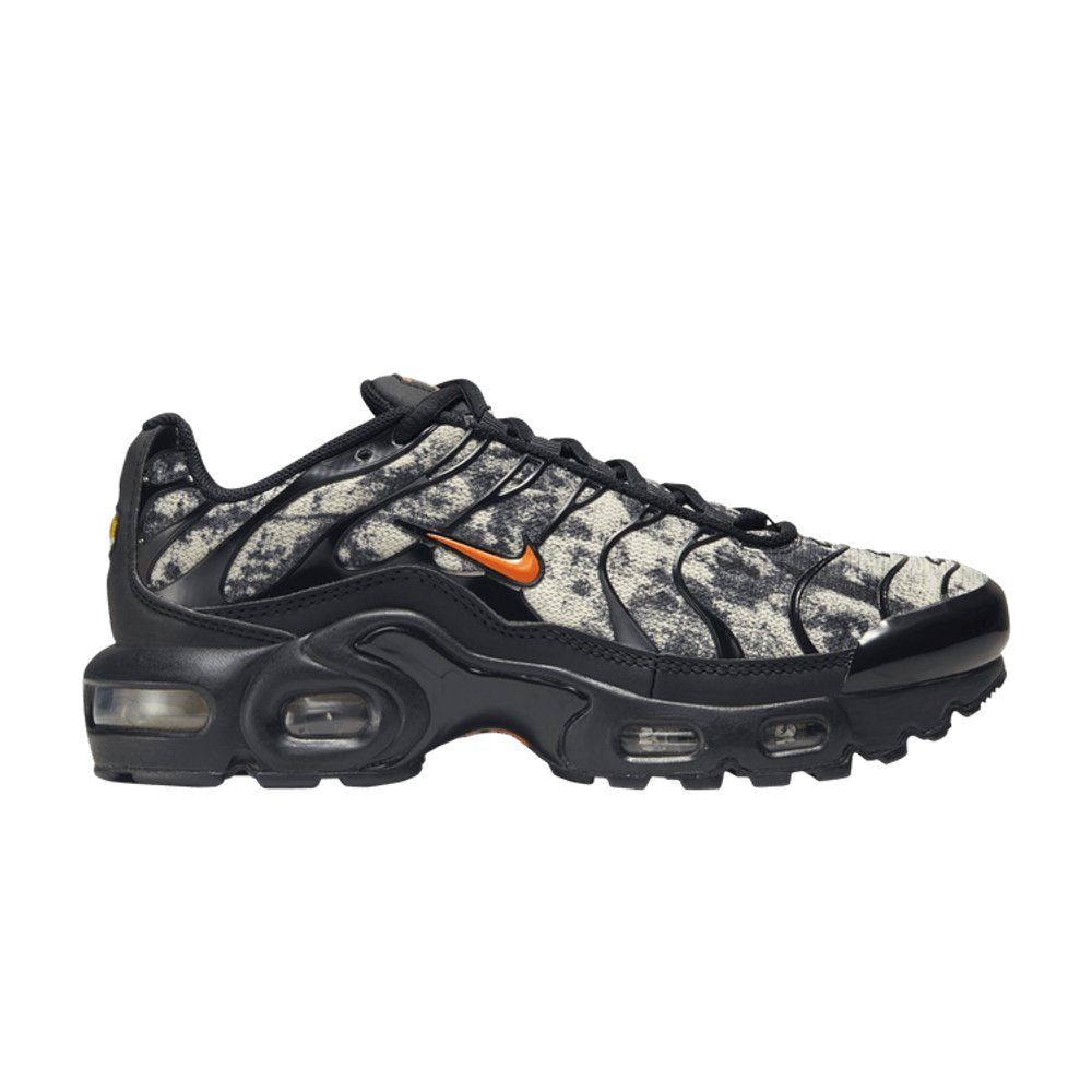 Nike Air Max Plus Black Orange Camo (GS) – boční pohled | Purekickz