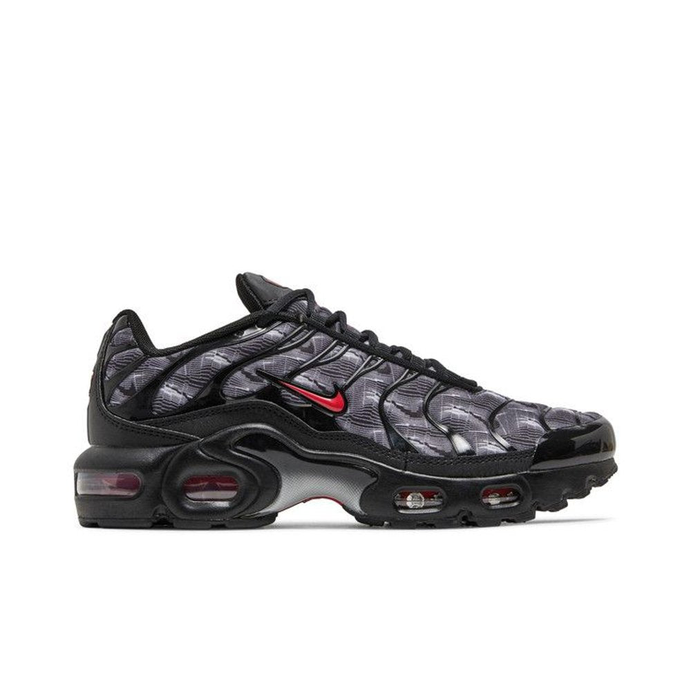 Nike Air Max Plus Black University Red (GS) – boční pohled | Purekickz
