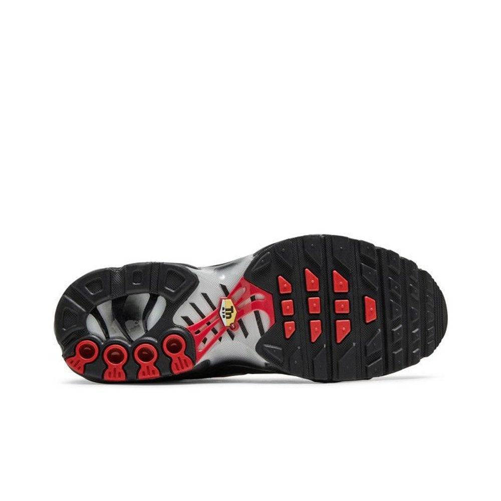 Nike Air Max Plus Black University Red (GS) – zadní pohled | Purekickz