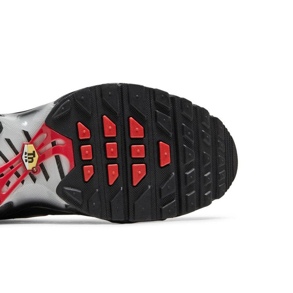 Nike Air Max Plus Black University Red (GS) – pohled shora | Purekickz
