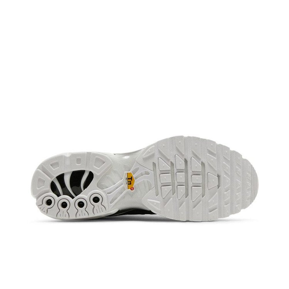 Nike Air Max Plus Black White (W) – zadní pohled | Purekickz