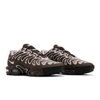 Nike Air Max Plus Drift Baroque Brown (W) – lifestyle foto | Purekickz