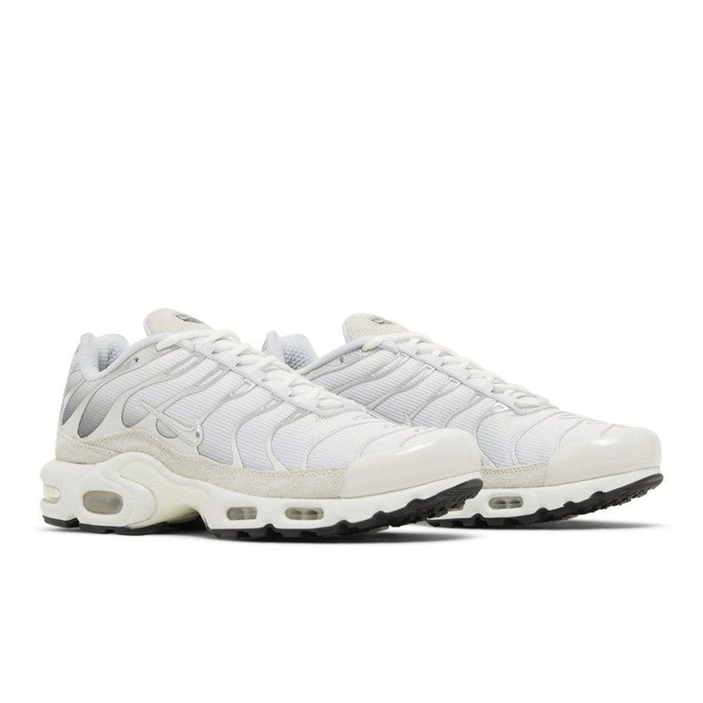 Nike Air Max Plus Sail Pure Platinum Silver – lifestyle foto | Purekickz