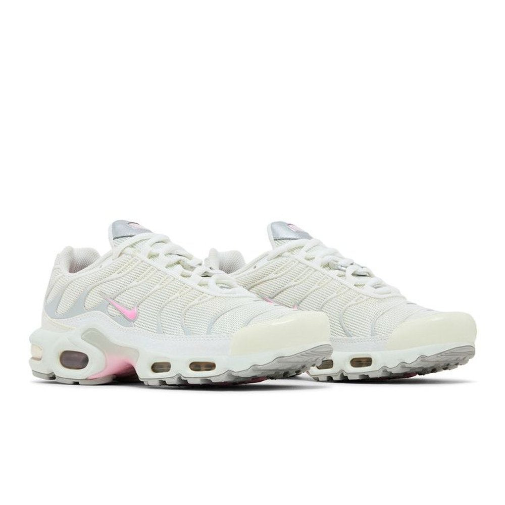 Nike Air Max Plus Summit White Pink Rise (W) – lifestyle foto | Purekickz