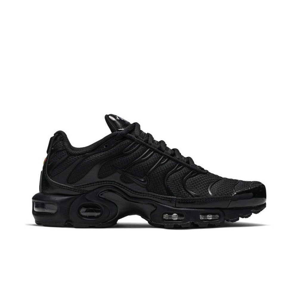 Nike Air Max Plus Triple Black – boční pohled | Purekickz