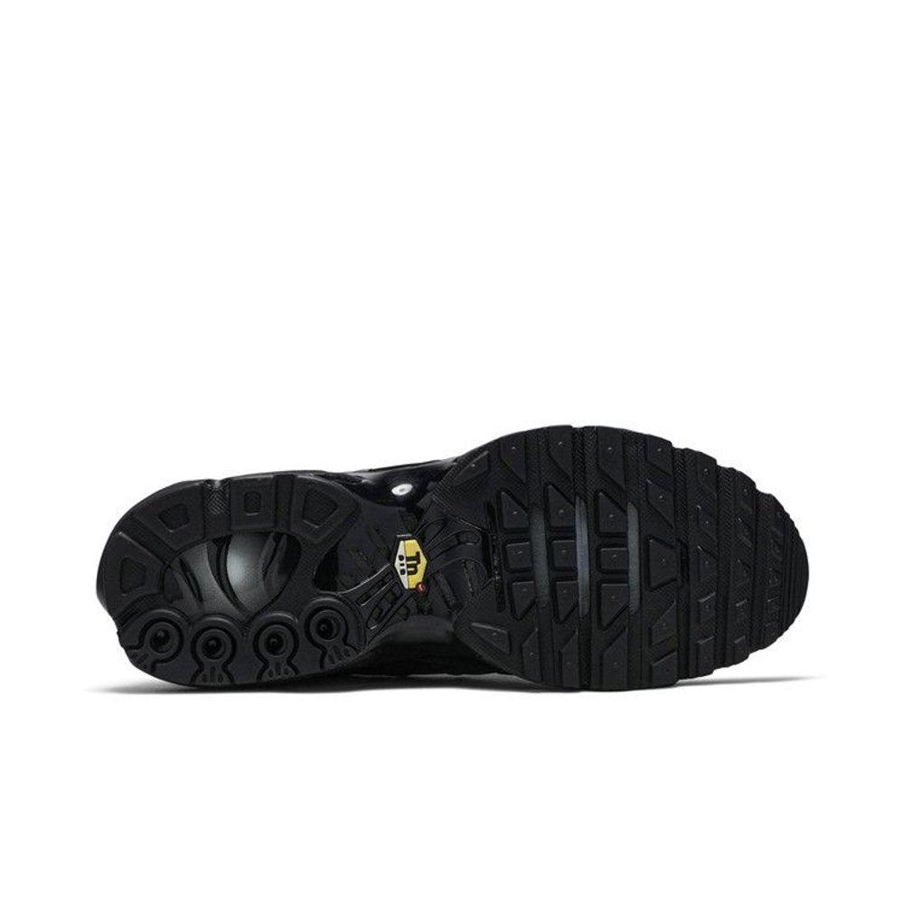 Nike Air Max Plus Triple Black – zadní pohled | Purekickz