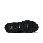 Nike Air Max Plus Triple Black – zadní pohled | Purekickz