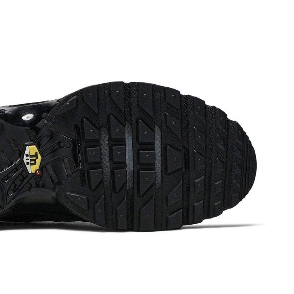 Nike Air Max Plus Triple Black – pohled shora | Purekickz