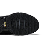 Nike Air Max Plus Triple Black – pohled shora | Purekickz
