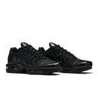 Nike Air Max Plus Triple Black – lifestyle foto | Purekickz