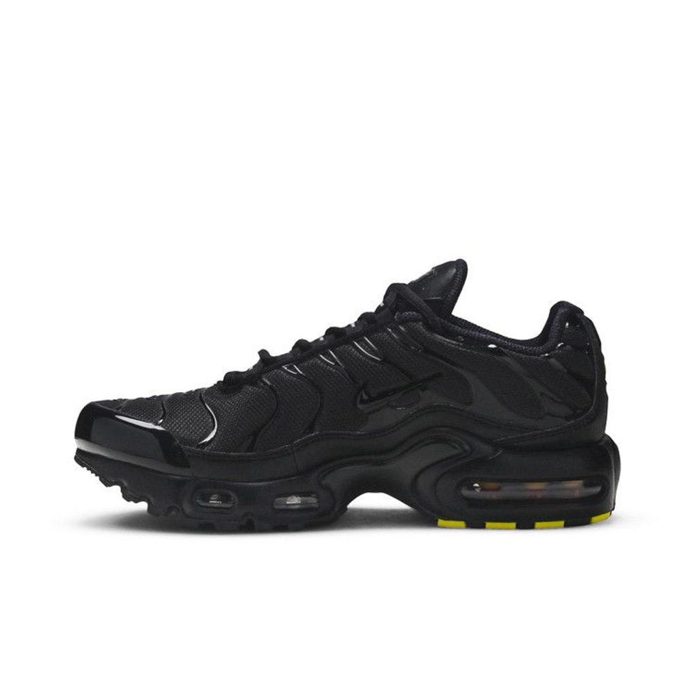 Nike Air Max Plus Triple Black (GS) – hlavní pohled | Purekickz