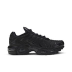 Nike Air Max Plus Triple Black (GS) – boční pohled | Purekickz