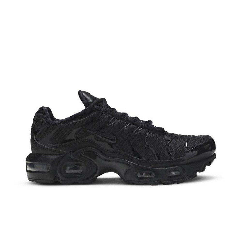 Nike Air Max Plus Triple Black (GS) – boční pohled | Purekickz