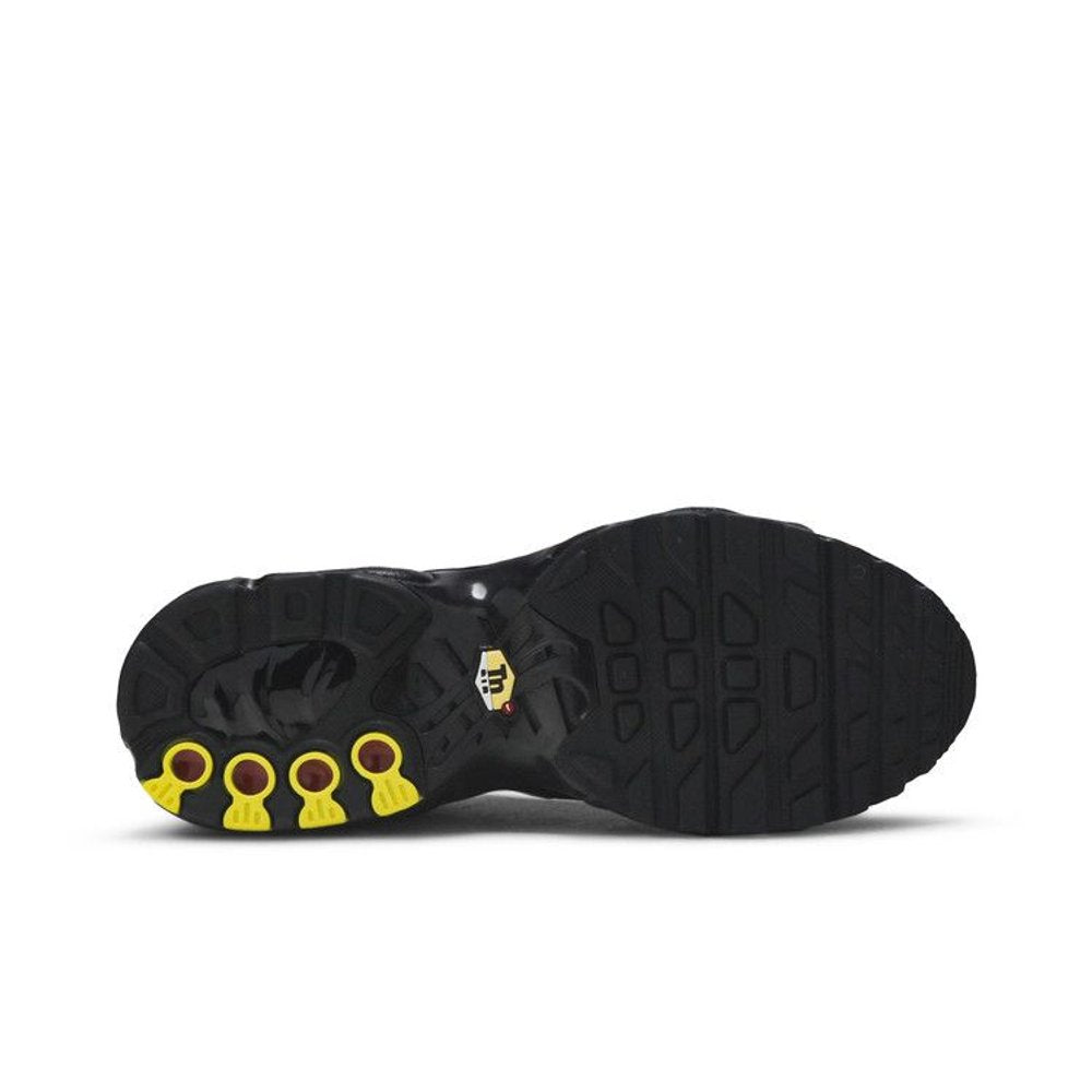 Nike Air Max Plus Triple Black (GS) – zadní pohled | Purekickz