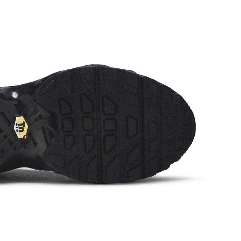 Nike Air Max Plus Triple Black (GS) – pohled shora | Purekickz