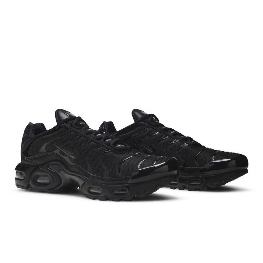 Nike Air Max Plus Triple Black (GS) – lifestyle foto | Purekickz