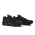 Nike Air Max Plus Triple Black (GS) – lifestyle foto | Purekickz