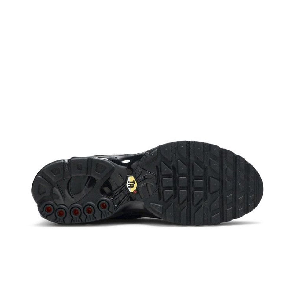 Nike Air Max Plus Triple Black Leather – zadní pohled | Purekickz
