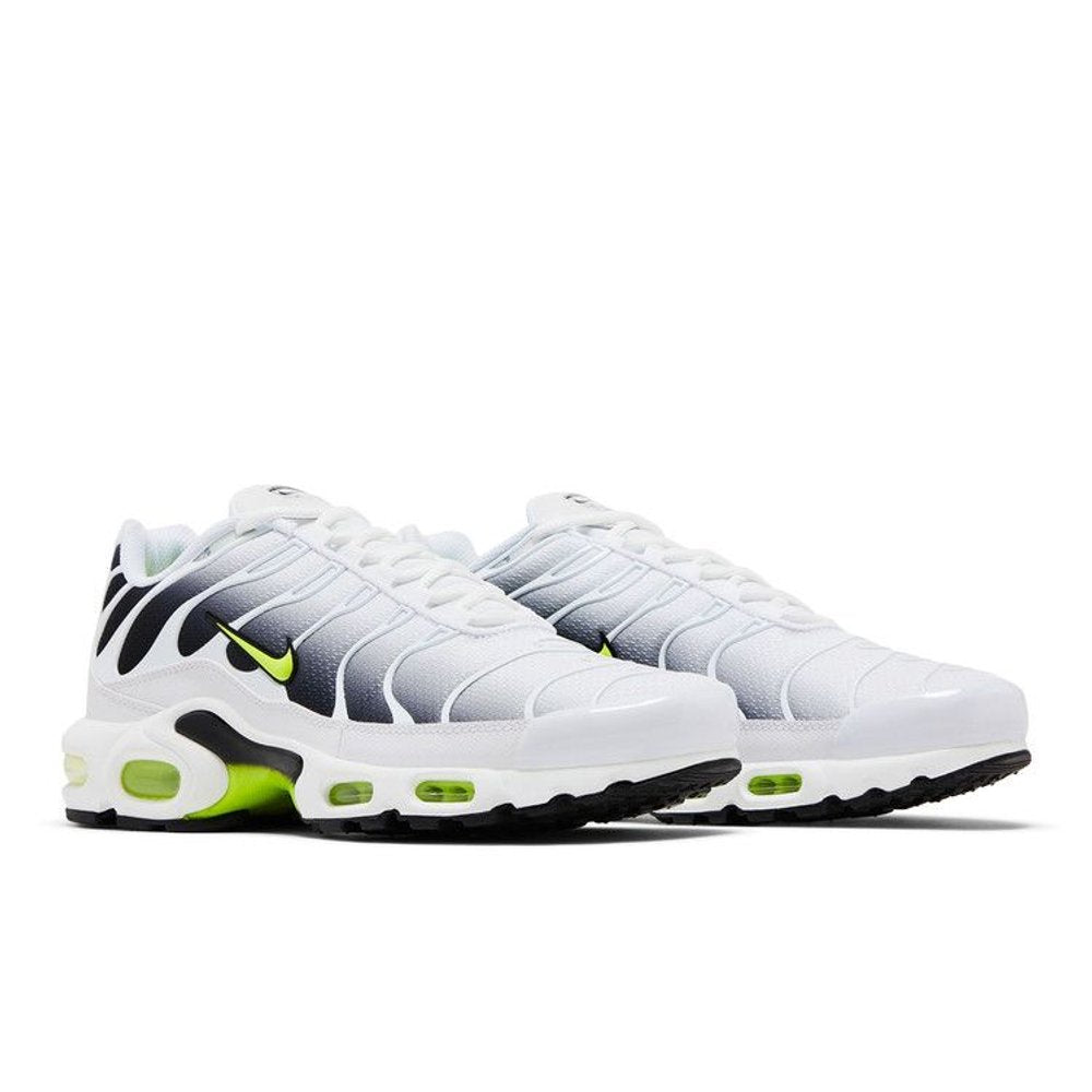 Nike Air Max Plus White Black Volt – lifestyle foto | Purekickz