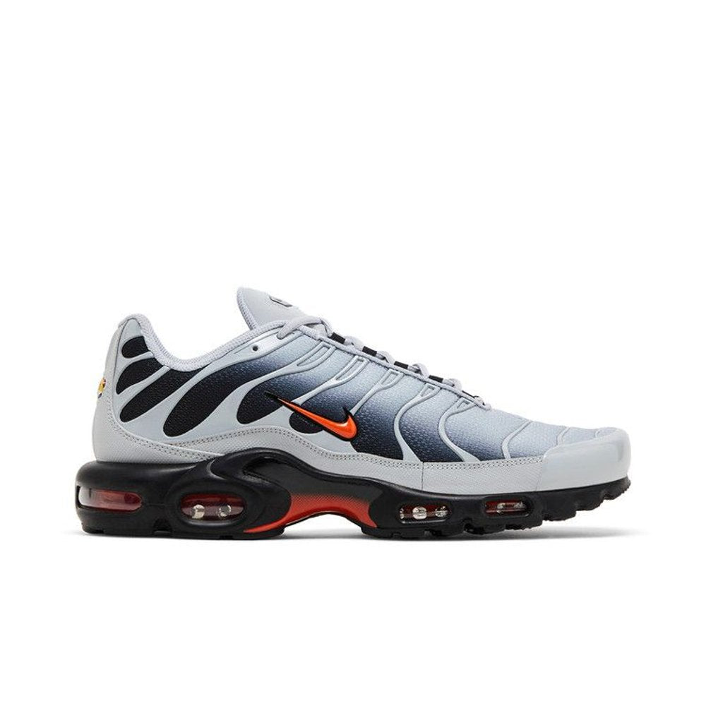 Nike Air Max Plus 'Wolf Grey Picante Red' – boční pohled | Purekickz