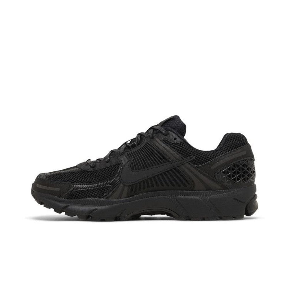Nike Air Zoom Vomero 5 Triple Black – hlavní pohled | Purekickz
