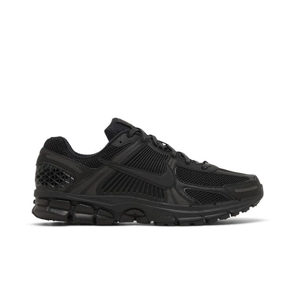 Nike Air Zoom Vomero 5 Triple Black – boční pohled | Purekickz