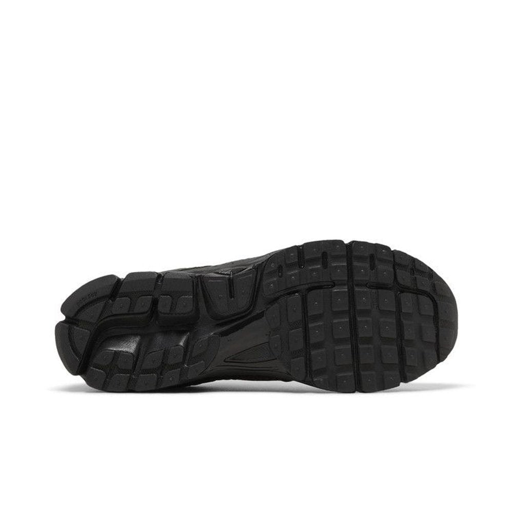Nike Air Zoom Vomero 5 Triple Black – zadní pohled | Purekickz