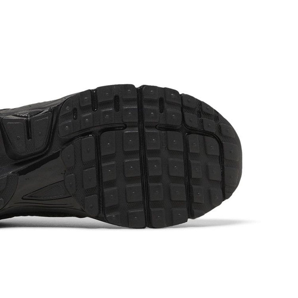 Nike Air Zoom Vomero 5 Triple Black – pohled shora | Purekickz