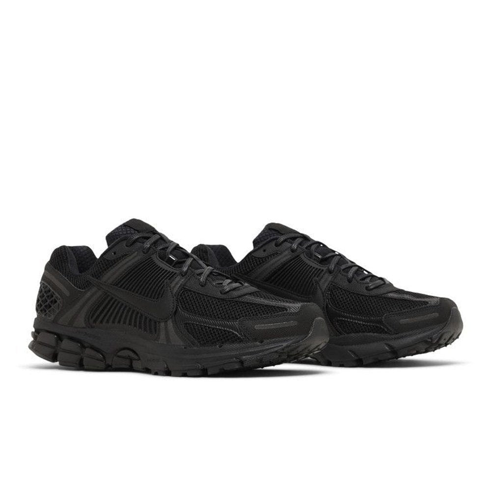 Nike Air Zoom Vomero 5 Triple Black – lifestyle foto | Purekickz
