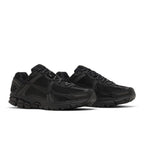 Nike Air Zoom Vomero 5 Triple Black – lifestyle foto | Purekickz