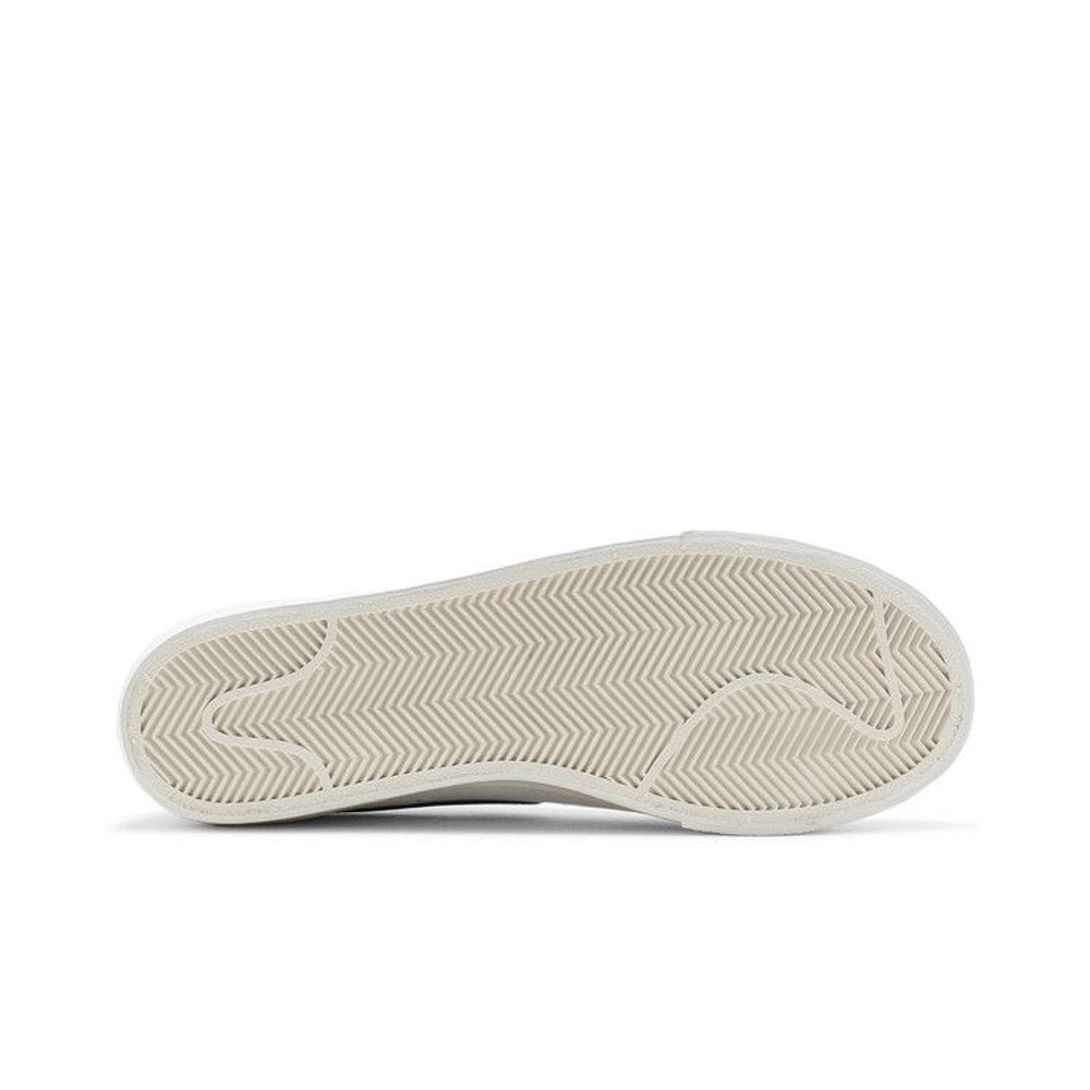 Nike Blazer Low Platform White Black (W) – zadní pohled | Purekickz