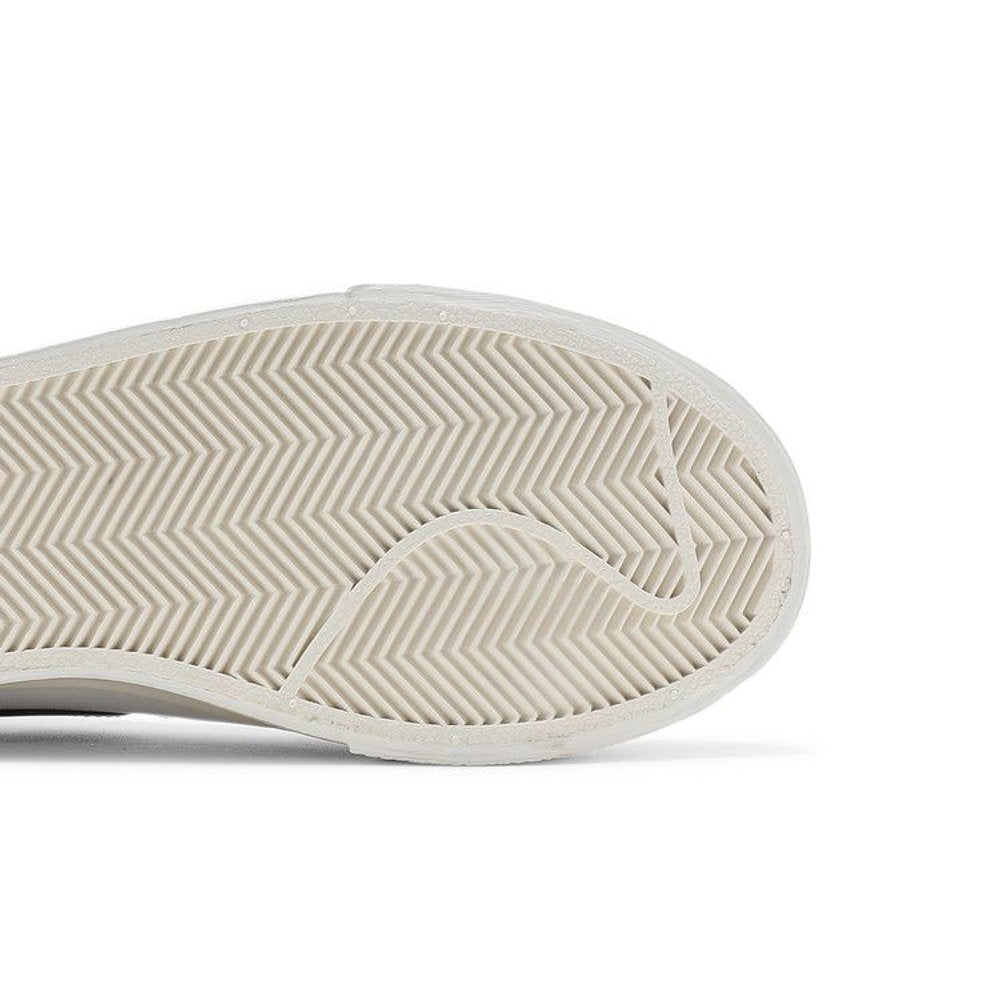 Nike Blazer Low Platform White Black (W) – pohled shora | Purekickz