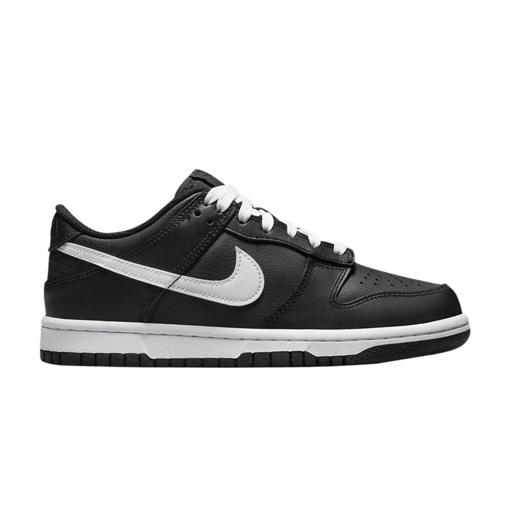 Nike Dunk Low Black White (2022) (GS) – boční pohled | Purekickz