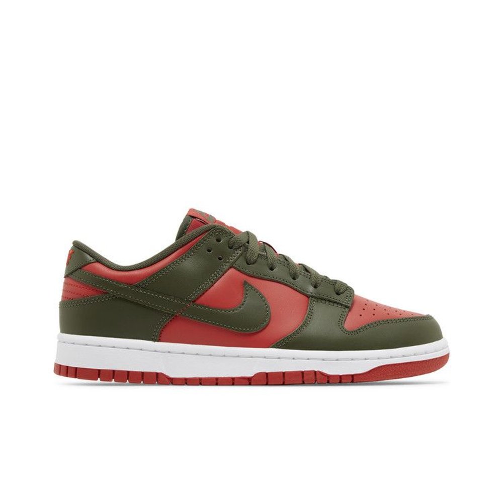 Nike Dunk Low 'Cargo Khaki Mystic Red' – boční pohled | Purekickz