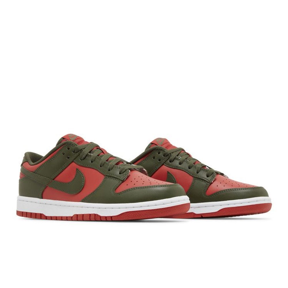 Nike Dunk Low 'Cargo Khaki Mystic Red' – lifestyle foto | Purekickz