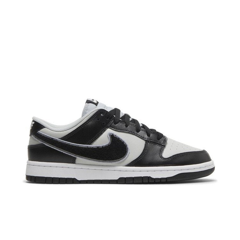 Nike Dunk Low Chenille Swoosh - Black Grey Fog – boční pohled | Purekickz