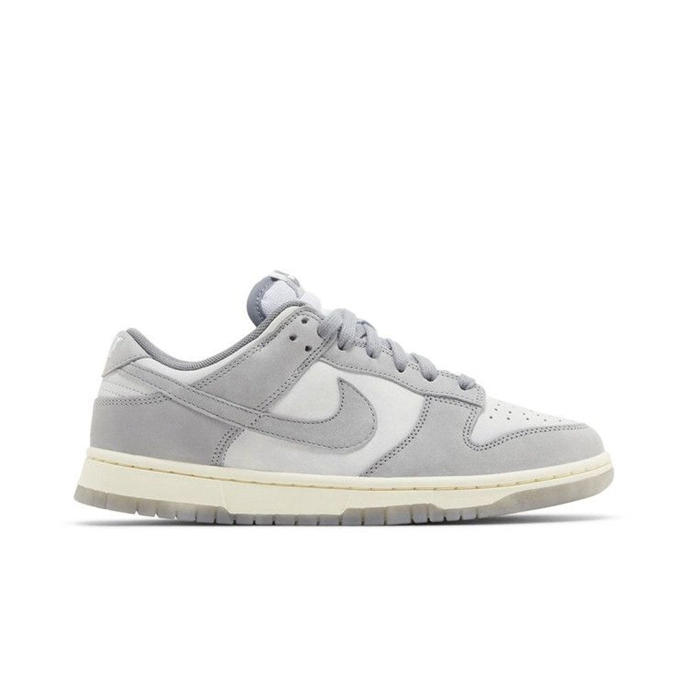 Nike Dunk Low Cool Grey Football Grey (W) – boční pohled | Purekickz